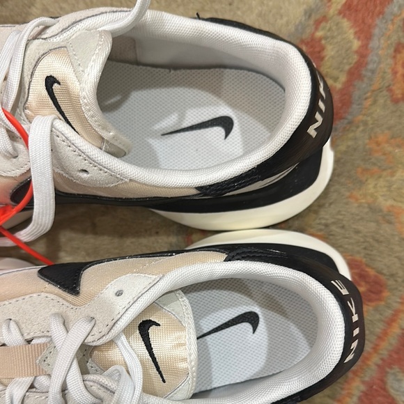 Nike Cream and Black Athletic Shoes - Picture 4 of 6